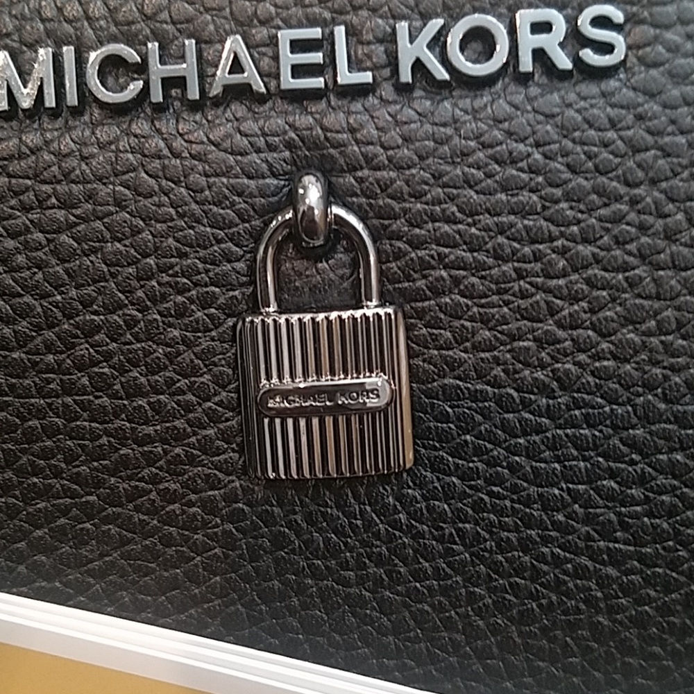 Michael Kors pebbled leather wallet - Picture 4 of 8